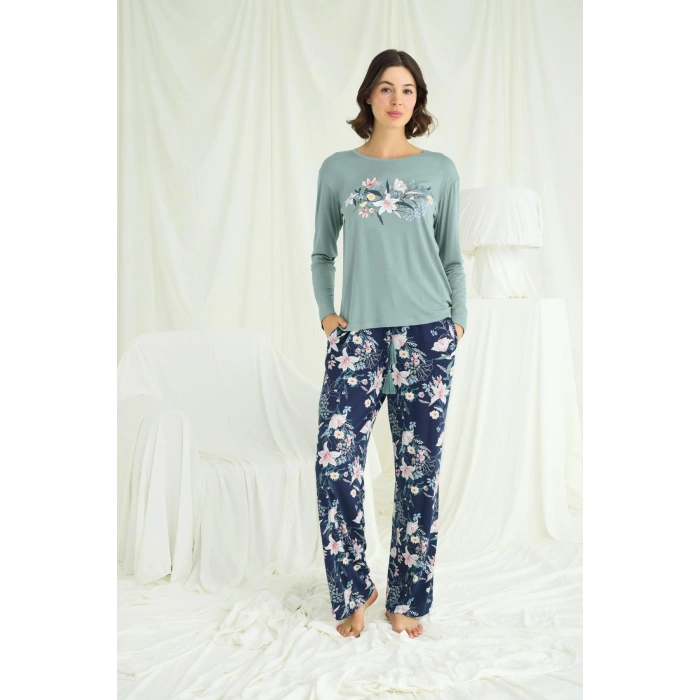 Çiçek ve Yaprak Desenli Baskılı Pijama Takımı