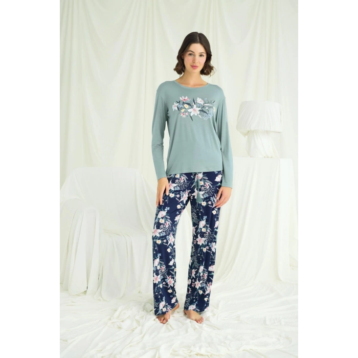 Çiçek ve Yaprak Desenli Baskılı Pijama Takımı