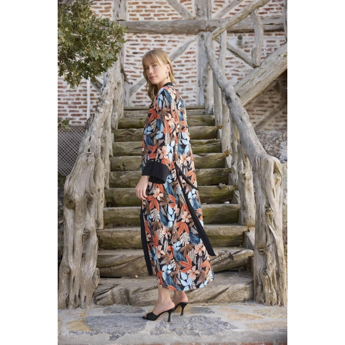 Çiçek ve Yaprak Desenli Dantelli ve Dekolteli Sabahlık Takımı