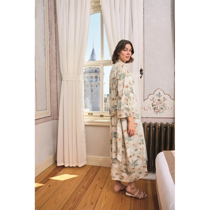 Çiçek ve Yaprak Desenli Dantelli ve Dekolteli Sabahlık Takımı