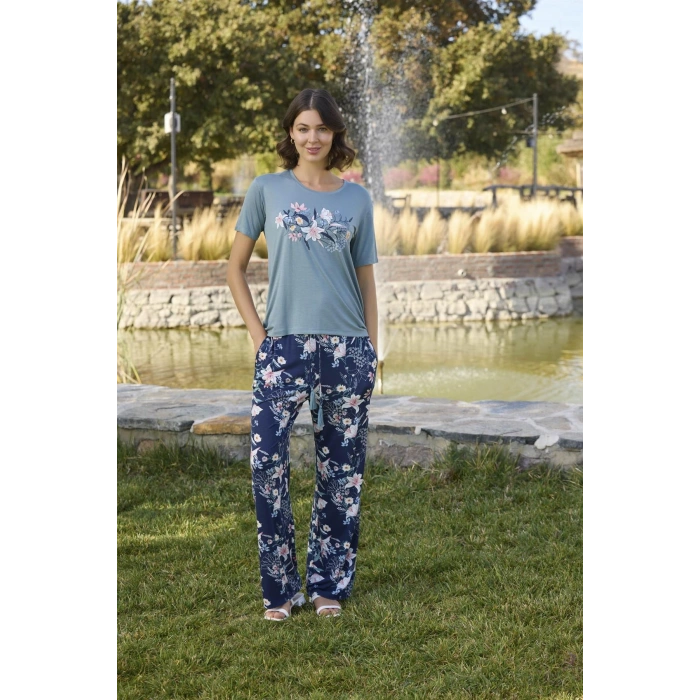 Çiçek ve Yaprak Desenli ve Baskılı Pijama Takımı