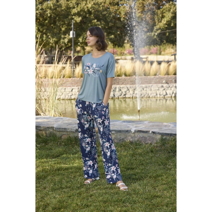 Çiçek ve Yaprak Desenli ve Baskılı Pijama Takımı