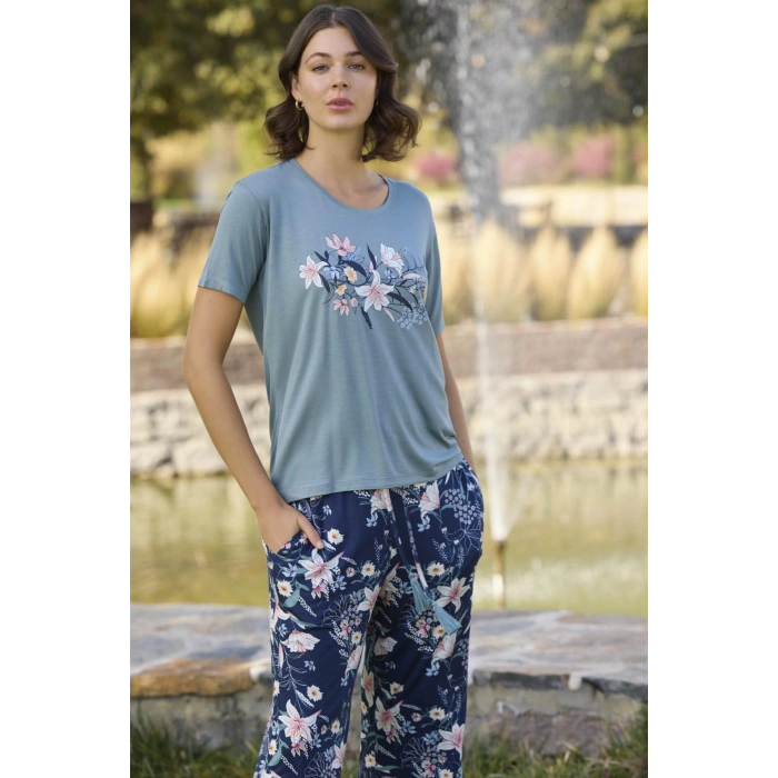 Çiçek ve Yaprak Desenli ve Baskılı Pijama Takımı