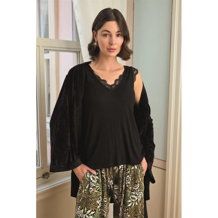 Çiçek Yaprak ve Etnik Desenli Dantelli 3lü Pijama Takımı