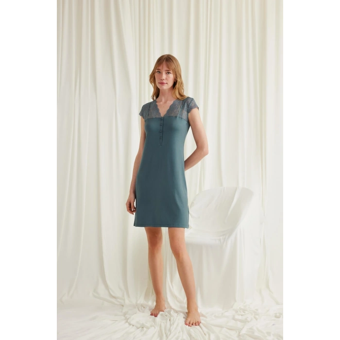 Kolu Omzu ve Yakası Dantelli Önü Düğmeli Gecelik