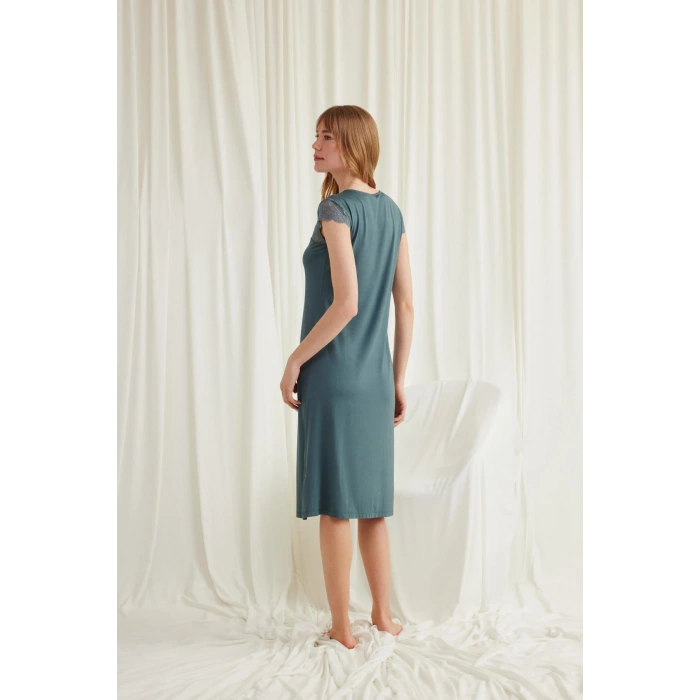 Kolu Omzu ve Yakası Dantelli Önü Düğmeli Gecelik