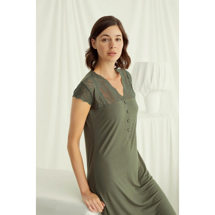 Kolu Omzu ve Yakası Dantelli Önü Düğmeli Gecelik