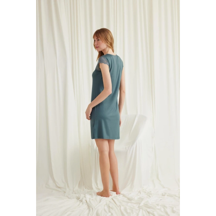 Kolu Omzu ve Yakası Dantelli Önü Düğmeli Gecelik