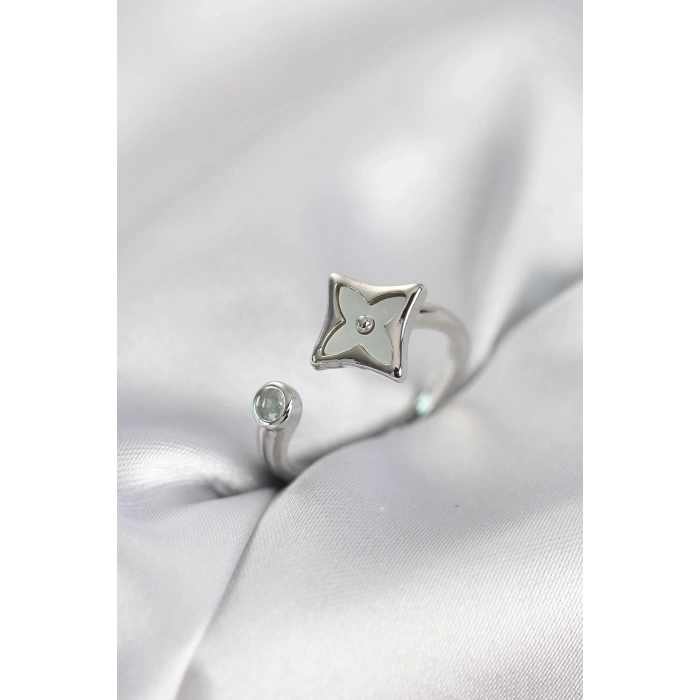 Mey İthalat® Gümüş Renk Köşeli Yonca Model Zirkon Taşlı Kadın Yüzük