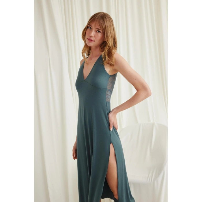 Yakası ve Sırtı Dekolteli Dantelli Yırtmaçlı Gecelik