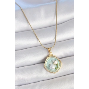 BFS 316L Çelik Gold Renk Zincir Turkuaz Mineli İncili Çiçek İşlemeli Portre Model Kadın Kolye