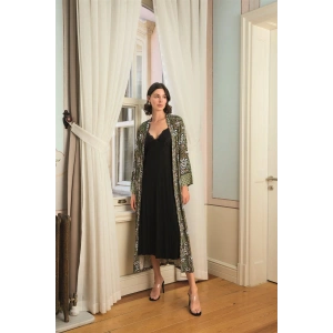 Çiçek Yaprak ve Etnik Desenli Dantelli ve Dekolteli Sabahlık Takımı