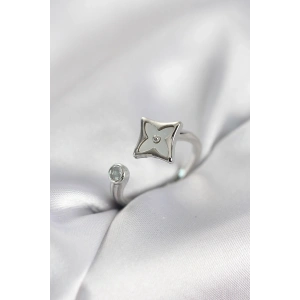 Mey İthalat® Gümüş Renk Köşeli Yonca Model Zirkon Taşlı Kadın Yüzük