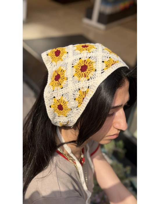 Beyaz Çiçek Motif Örgü Bandana