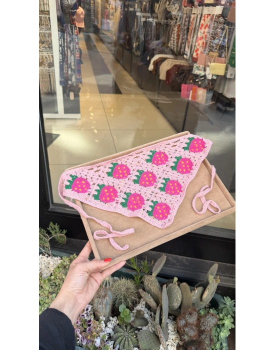 Pembe Çilek Motif Örgü Bandana
