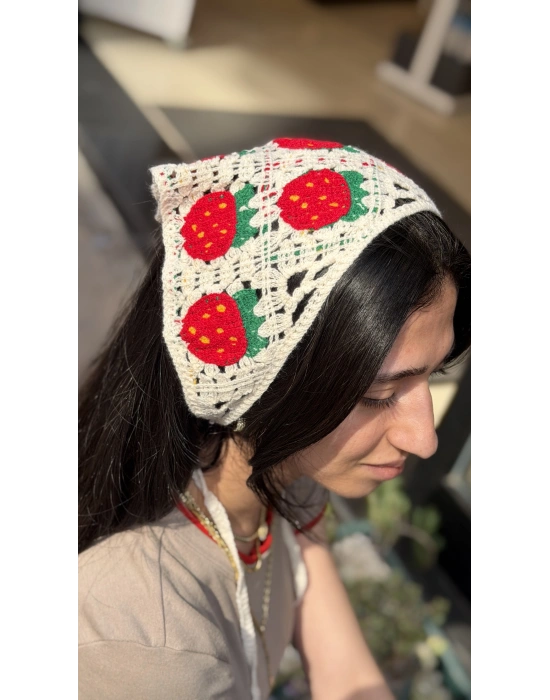 Beyaz Çilek Motif Örgü Bandana