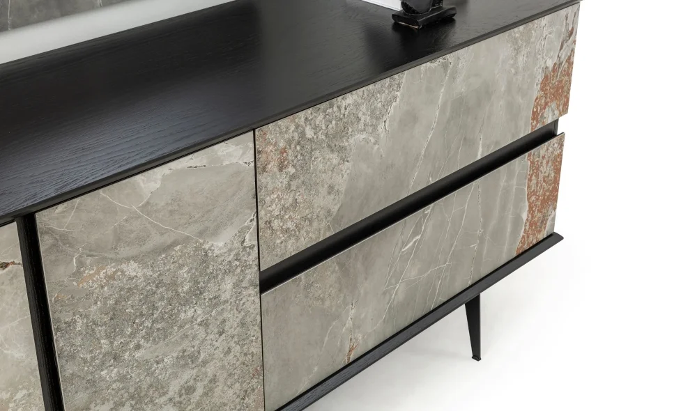 Ellie Konsol ve Ayna