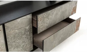 Ellie Konsol ve Ayna