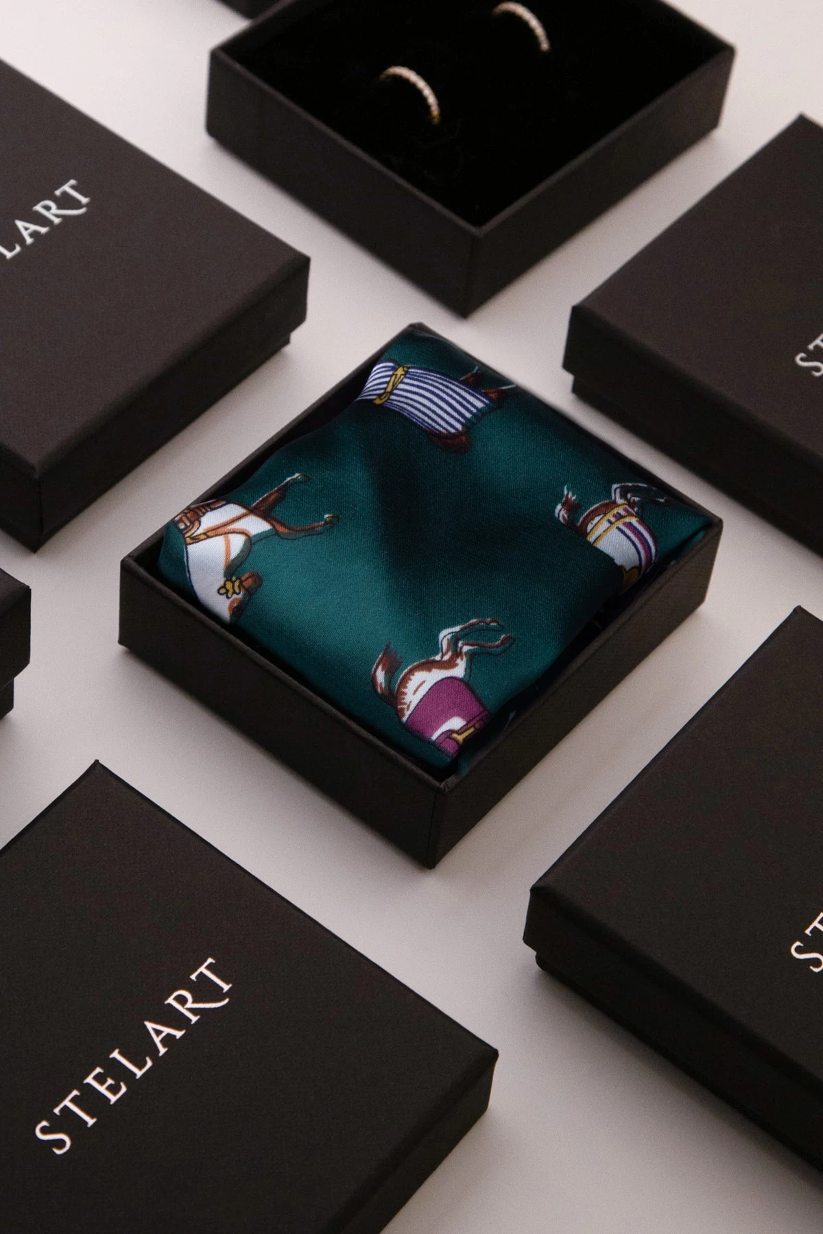 At Desenli Fular ve Mor Nar Broş Hediye Seti