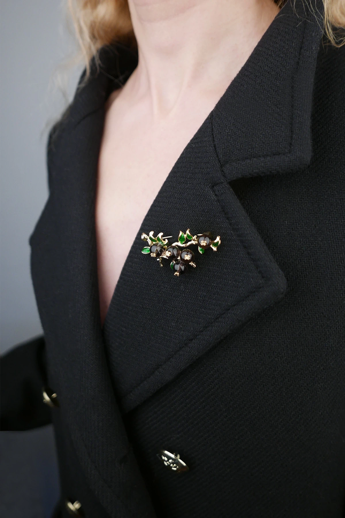 At Desenli Fular ve Mor Nar Broş Hediye Seti