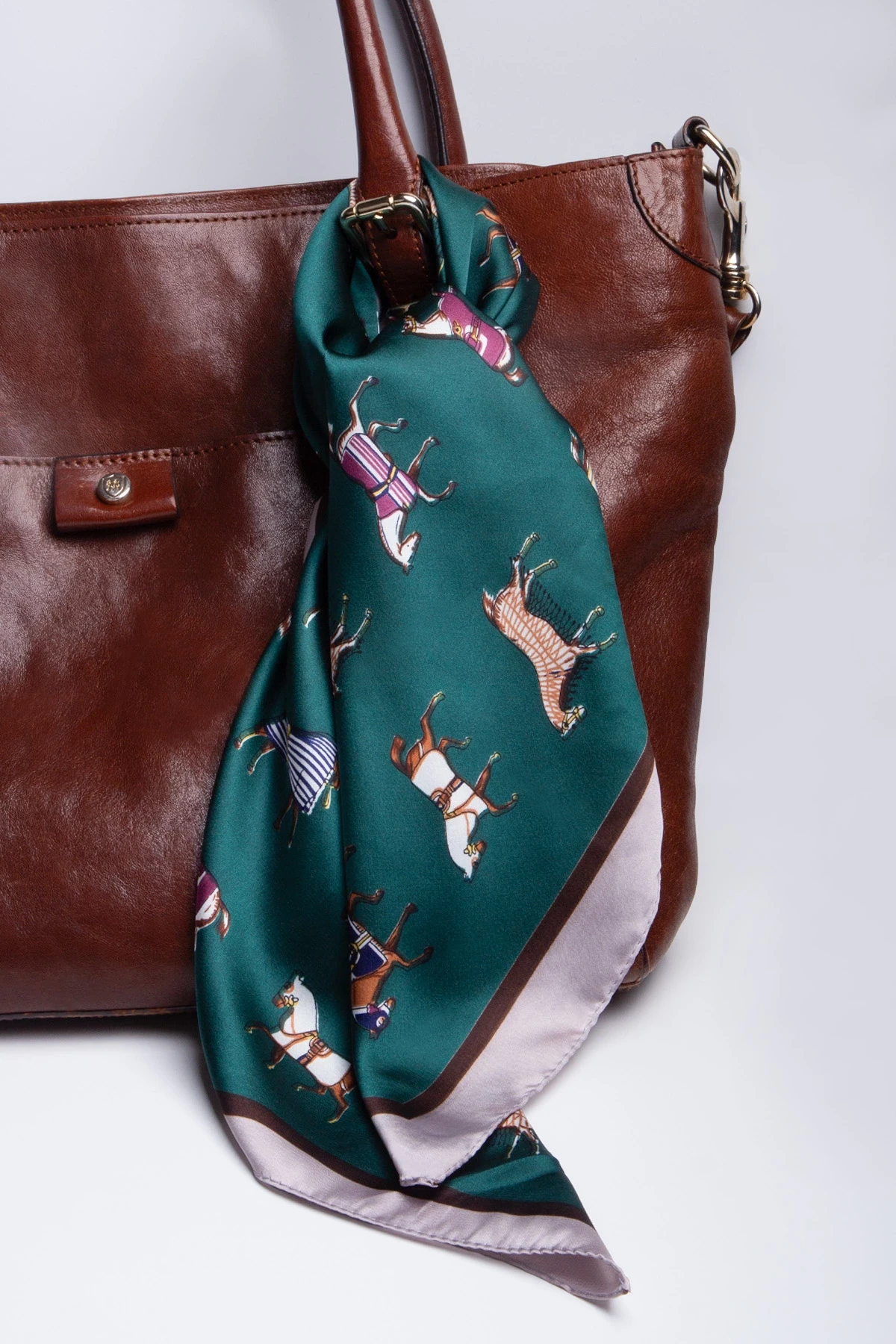 At Desenli Fular ve Mor Nar Broş Hediye Seti