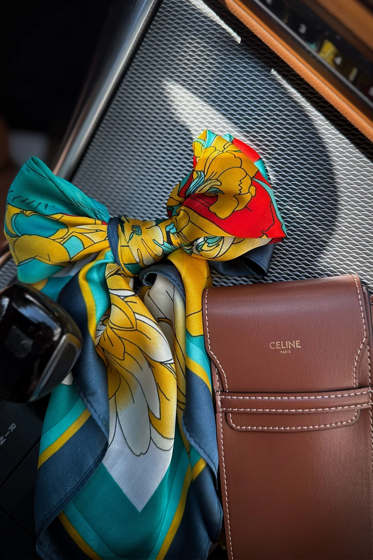 Çiçek Desenli Fular ve Fil Broş Hediye Seti