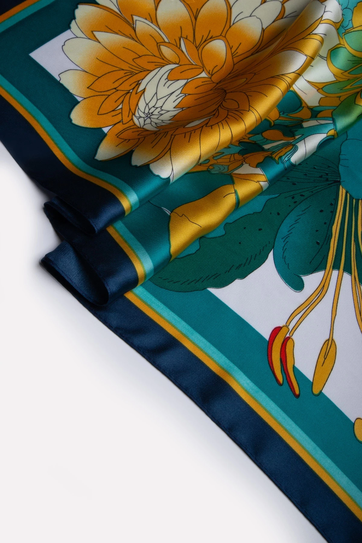 Çiçek Desenli Fular ve Fil Broş Hediye Seti