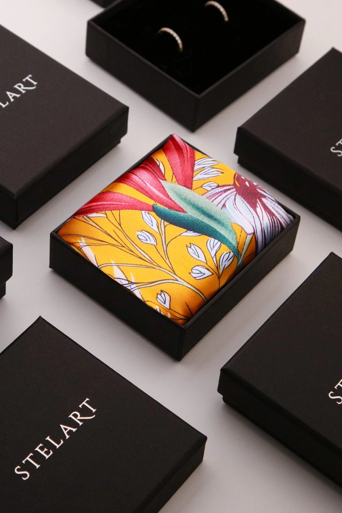 Çiçek Desenli Fular ve Kuşlar Broş Seti