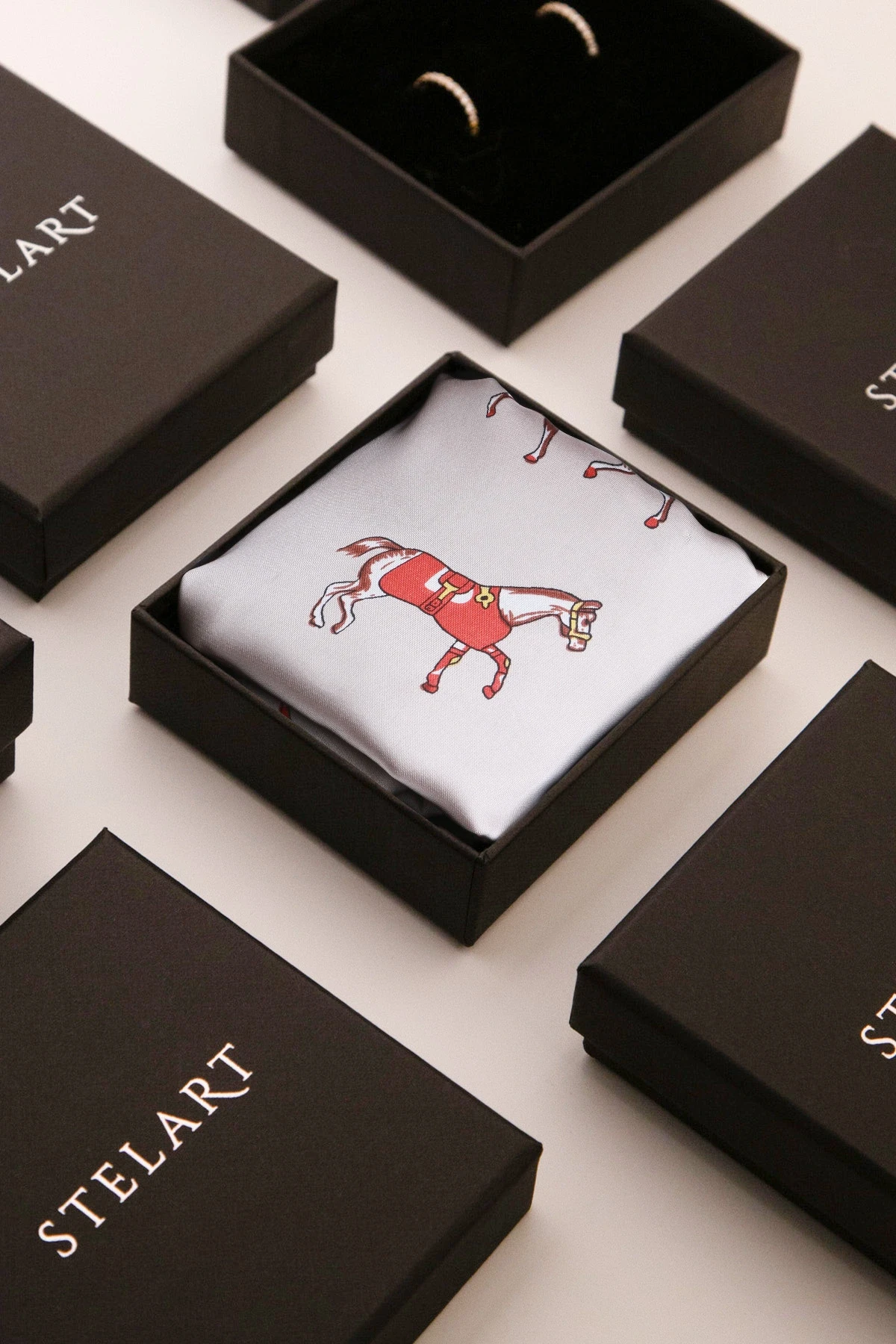 Ekru At Desenli Fular