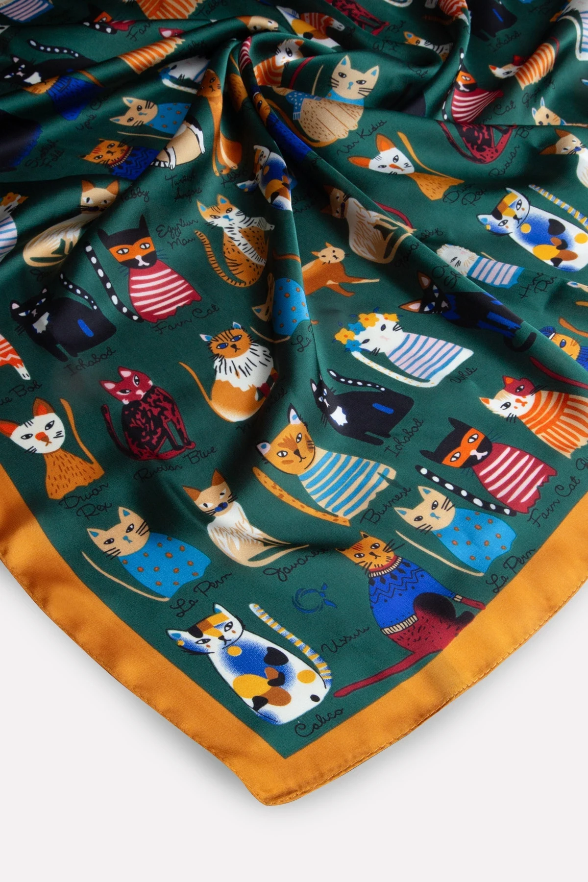 Kedili Fular ve Broş Seti