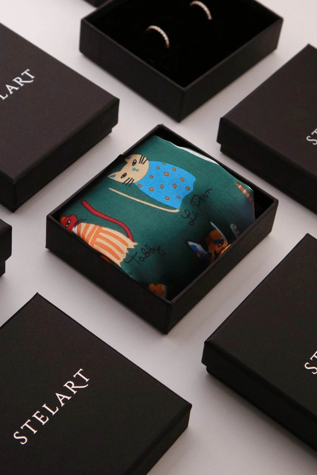 Renkli Kedi Desenli Saten Fular