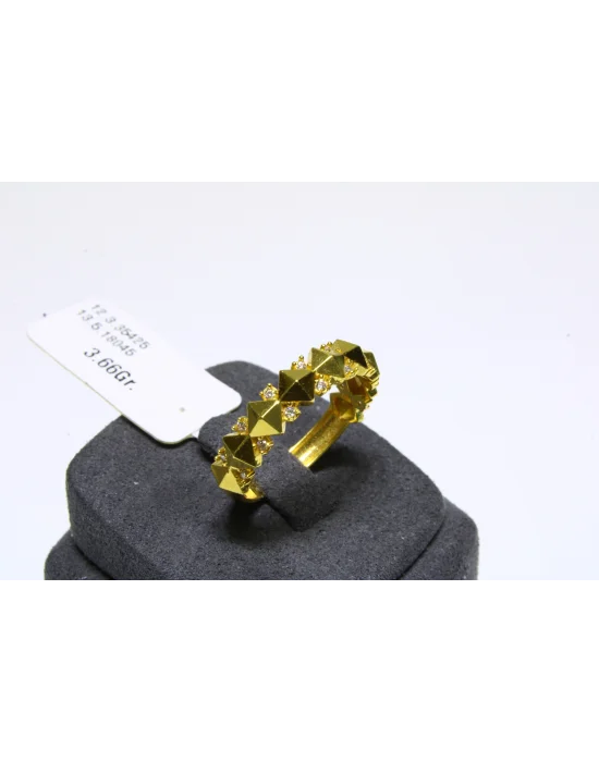 22 Ayar Altın Yüzük Taşlı Piramit Model 3.66 GR YZK3980