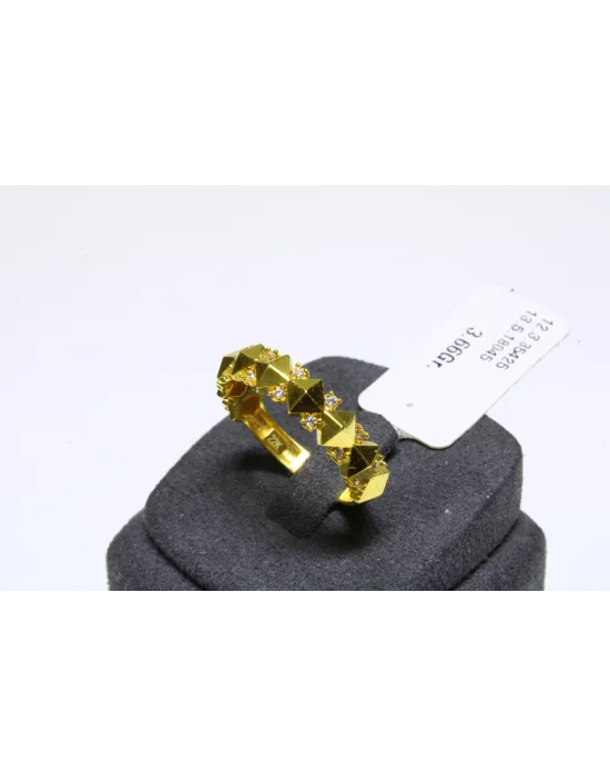 22 Ayar Altın Yüzük Taşlı Piramit Model 3.66 GR YZK3980
