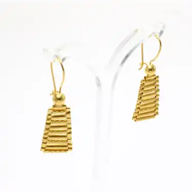 22 Ayar Piramit Küpe