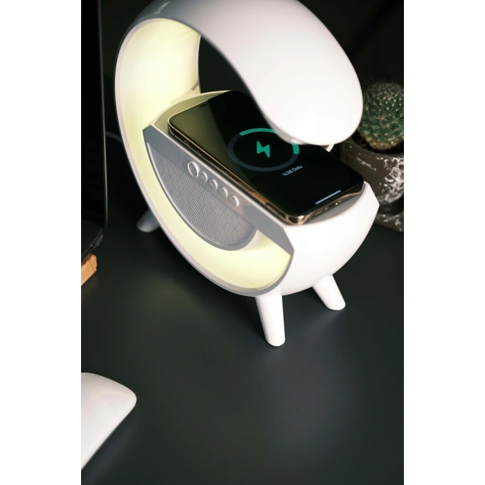 Beyaz Bluetooth Hoparlörlü Masa Lambası, Kablosuz Şarj Özellikli ve 2 Saat Dinleme Süresi