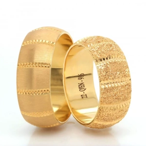 Sarı Altın dikey Oyma Şeritli Kumlu kadın alyans