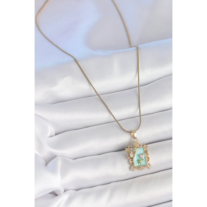 316L Çelik Gold Renk Zincir Mavi Mineli Çiçek İşlemeli Zirkon Taşlı Kelebek Detay Portre Model Kadın Kolye