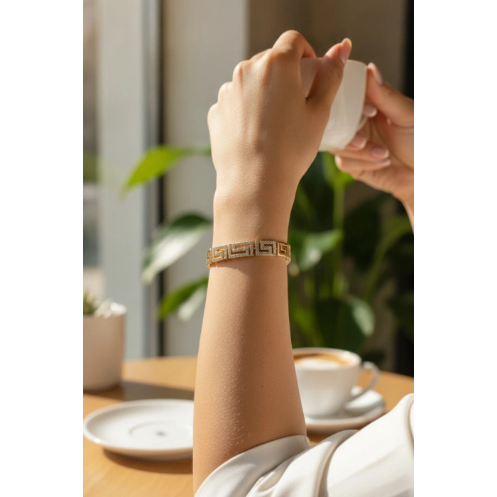 CM Labirent Model Zirkon Taşlı VIP Seri Gold Renk Pirinç Kadın Bileklik