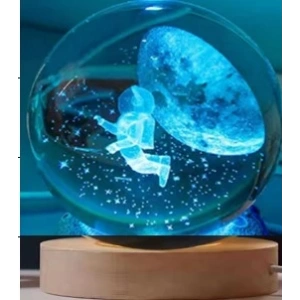 Dekoratif Uçan ASTRONOT Tasarımlı Ahşap altlıklı Işıklı Cam Küre Büyük Boy Cam:8cm Ahşap:2cm