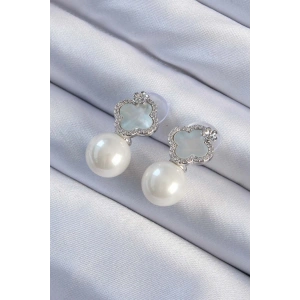 Pirinç Gümüş Renk Zirkon Taşlı Minimal Çiçek Tasarımlı Kadın Küpe