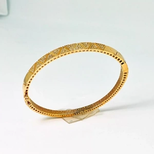 8 Ayar Altın Piramit Kelepçe