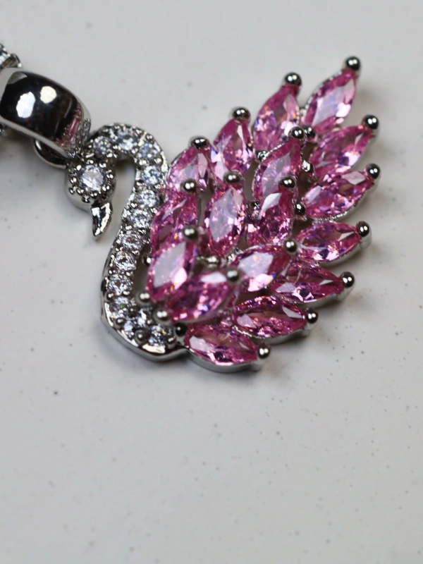 Brillante Kuğu Figürlü Kadın Çelik Kolye