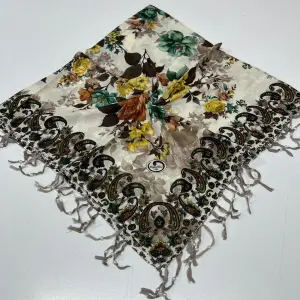 Huzurlu Püsküllü Boncuklu El İşi Yazma (pbs9409)