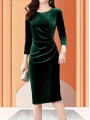 Kadın Uzun Kollu Yakası Açık Yanlardan Büzgülü Taş Detaylı Midi Kadife Elbise