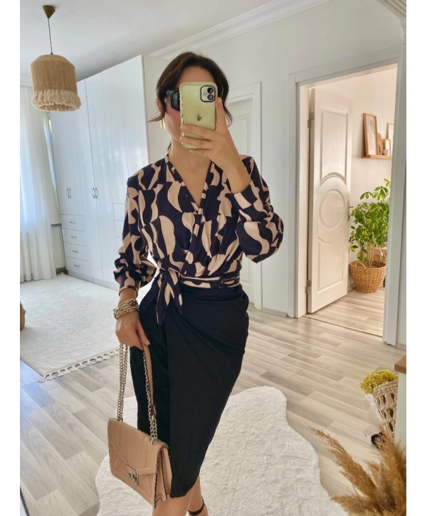 Kadın Uzun Kollu Kruvaze Yaka Dijital Baskılı Fiyonk Detay Atlas Kumaş Elbise