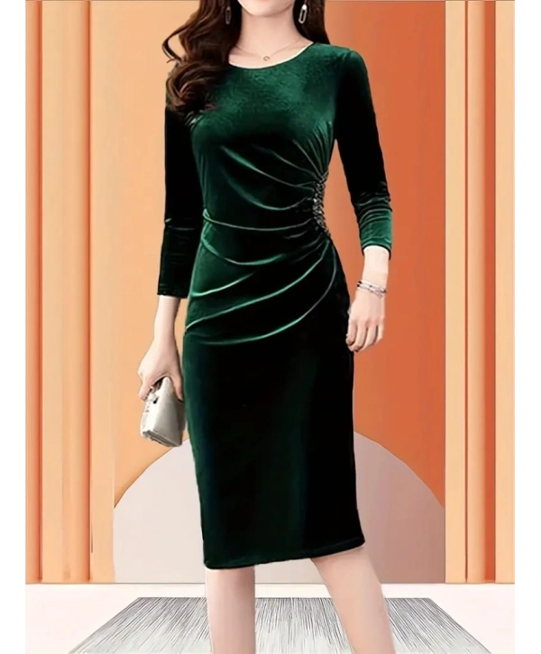 Kadın Uzun Kollu Yakası Açık Yanlardan Büzgülü Taş Detaylı Midi Kadife Elbise