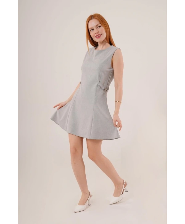 Yanları Zincir Detaylı Sıfır Kol Gri Mini Elbise