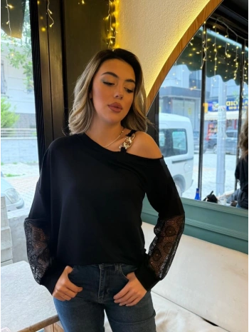 Kadın Uzun Kollu Tek Omuzu Açık Askılı Toka Ve Dantel Detay Viskon Iki Iplik Bluz