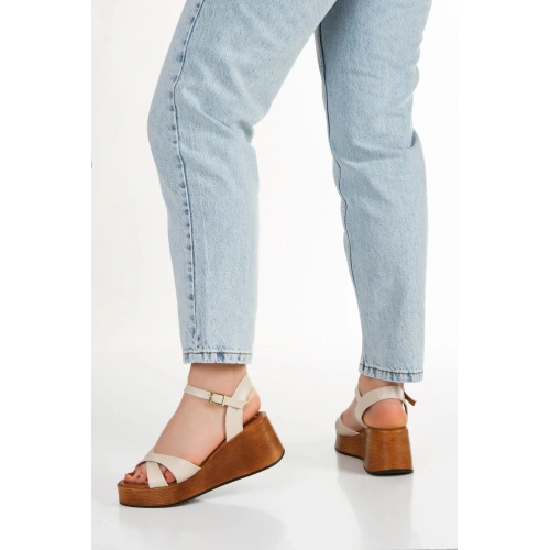 Kadın Bej Suni Deri Cilt Kedi Gözü Detaylı Arka Açık Dolgu Tabanlı Şık Yazlık Ayakkabı