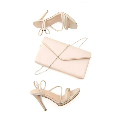 Kadın Bej Suni Deri Cilt Bilekten Ayarlamalı Ince Topuklu Platformlu Ayakkabı Ve Şık Çanta Kombini